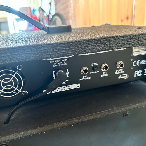 Behringer VT100FX amplifier like new with foot switch