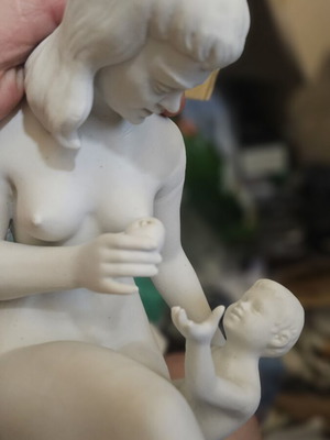 Decorative statue mother and baby like new, height 31cm