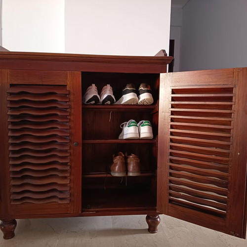 Wooden shoe rack elegant, like new, walnut color
