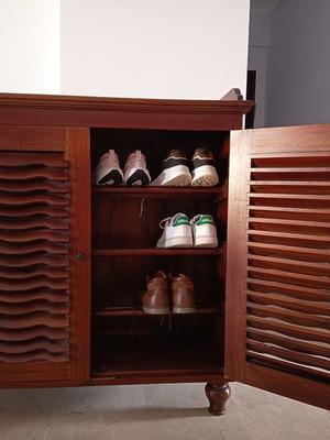 Wooden shoe rack elegant, like new, walnut color