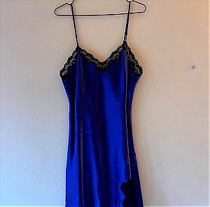Φόρεμα σατέν με δαντέλα σε σκούρο μοβ