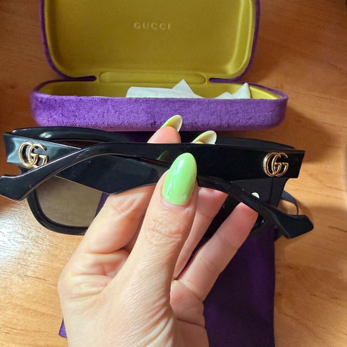 Gucci sunglasses like new, black