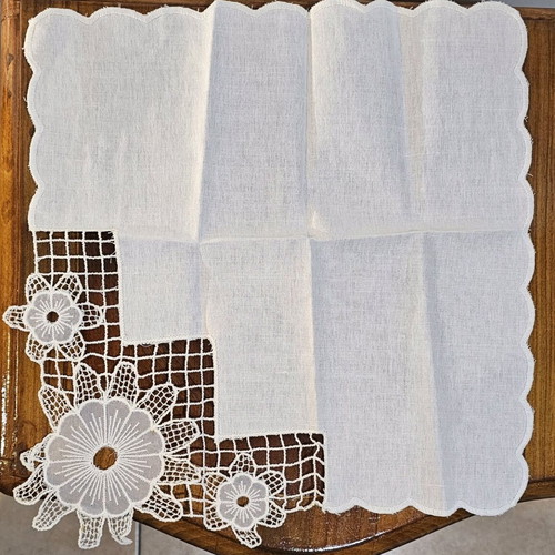 Decorative lace and flower set of 4 square pieces like new