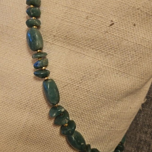 Agate necklace like new, green with gold-colored beads