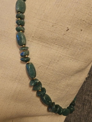 Agate necklace like new, green with gold-colored beads