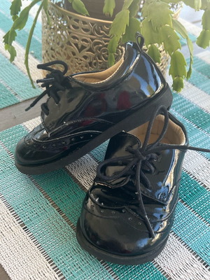 Loafers kids black patent H&M like new size 20-21