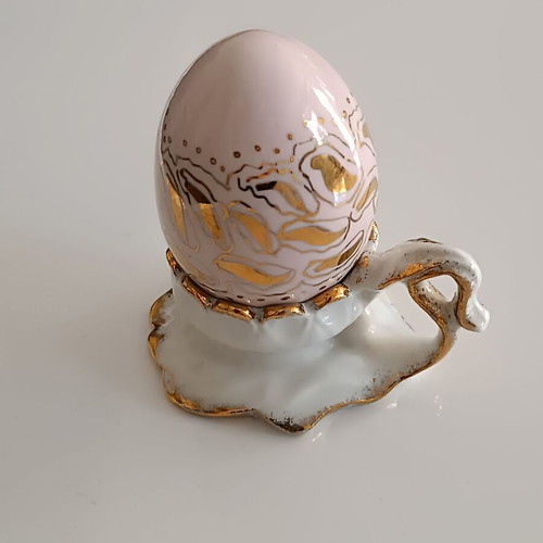 Porcelain egg like new, pink with gold details and stand