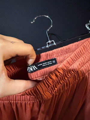 Satin pants Zara like new, coral color, loose fit, size XS