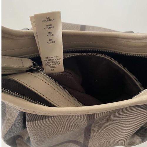 Burberry shoulder bag used in very good condition