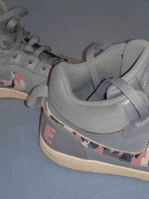 Nike Court Borough Mid GS ψηλά αθλητικά παπούτσια σε γκρι και ροζ, EU 38,5