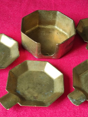 Σετ 5 τεμάχια μπρούτζινα σταχτοδοχεία με βάση .