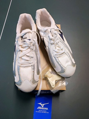 Mizuno athletic shoes new with spikes size 42 white silver