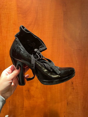 Patent leather pumps slightly used, size 39