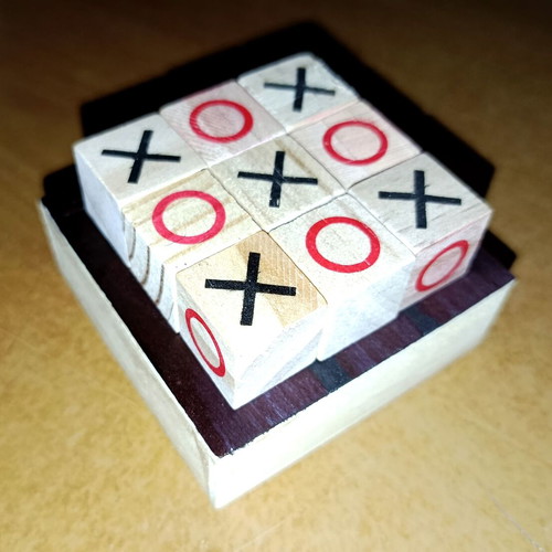 Pocket tic-tac-toe game in wooden box with plastic lid new