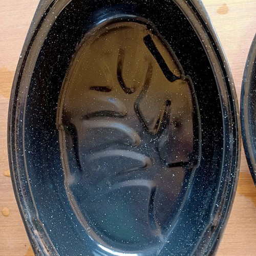 Set of two oval enamel roasting pans with lids, like new