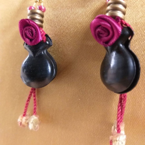 Castanets earrings stud with burgundy red roses