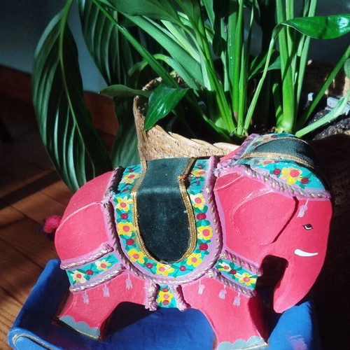 Elephant Feng Shui decorative rocking figurine made of papier-mâché like new