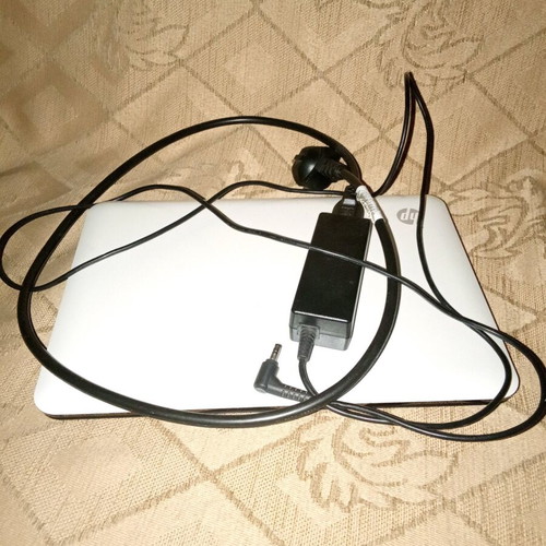 Hp Mini Laptop like new with genuine charger, Windows Vista