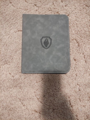 Toploader binder with 112 pockets and zipper, new