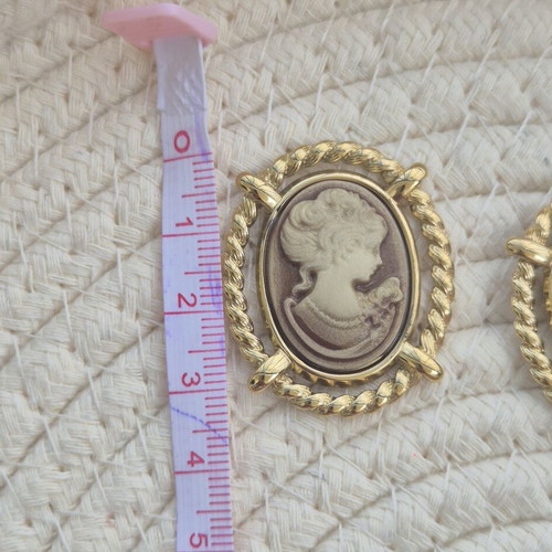 Vintage Cameo Earrings new, beige and gold details