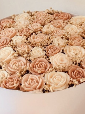 Composition for special occasions with custom color and scent