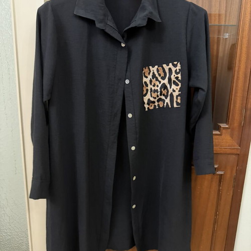 Women's black shirt with leopard print pocket