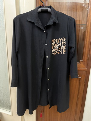 Women's black shirt with leopard print pocket