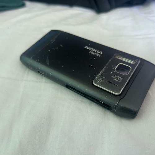 Nokia N8 phone for parts used, poor condition