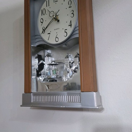 Quartz table clock used with decorative city scene