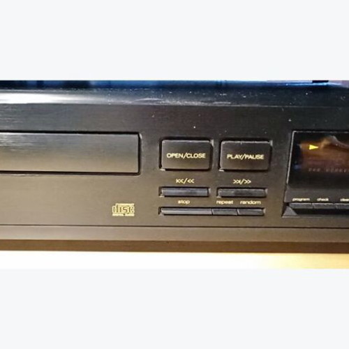 Luxman D-321 CD player