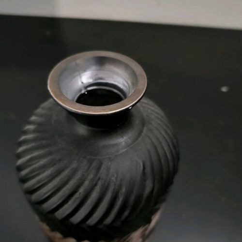 Vase impressive in black and bronze color like new