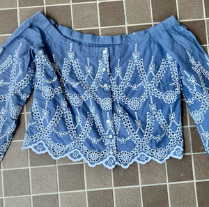 beautiful Kendall+Kylie top ***with a small flaw***