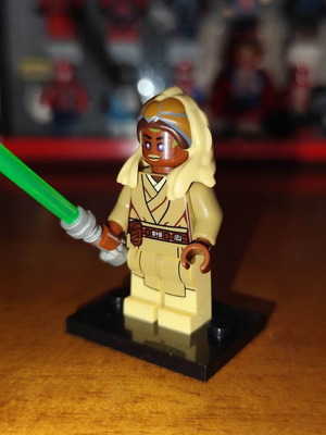 Stass Aliee Star Wars figure like new with green lightsaber