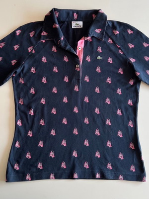 Lacoste Vintage γυναικείο polo μπλουζάκι μεταχειρισμένο, μπλε με ροζ σχέδια μέγεθος M