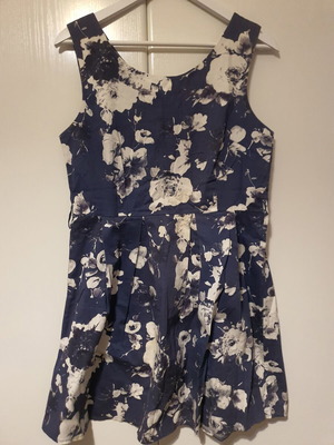 Attrattivo floral sleeveless dress mini like new, white and blue