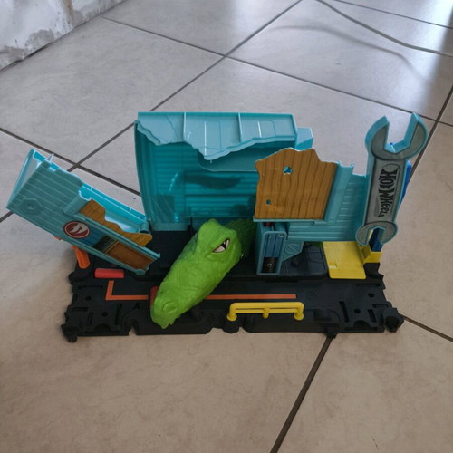 Hot Wheels City Gator Garage Attack Play Set like new