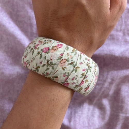Floral bracelet like new, white and colorful