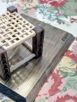 Дървен ръчно изработен сувенир столче с декоративна основа