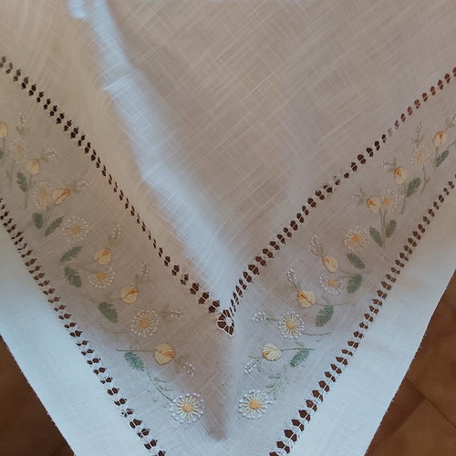 Tablecloth 170×270 new with embroidery and 12 napkins