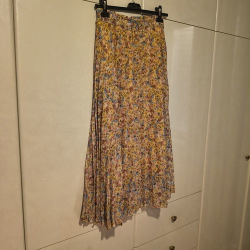 Pleated skirt like new with timeless floral pattern and elastic waist