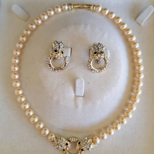 Vintage jewelry set necklace and clip-on earrings new, white and gold tone