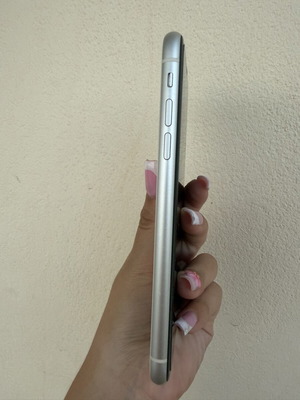 Apple iPhone 11 64GB White smartphone
