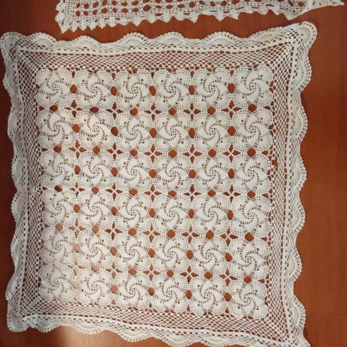 Table linens used, 2 placemats and 1 doily set