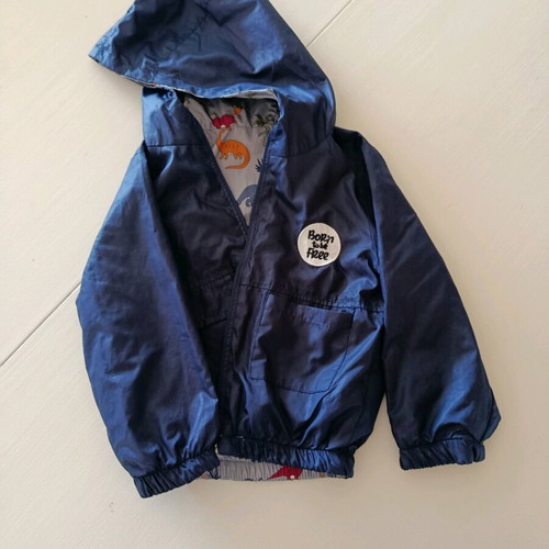 Sleeveless and waterproof reversible jackets like new, pack