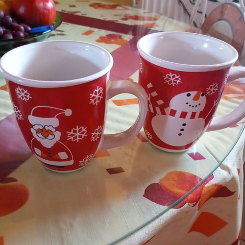 Christmas mugs set, 5 with handles and 1 with silicone lid