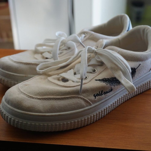 Men's athletic shoes used, size 40, white with tear