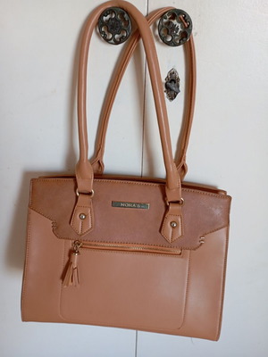 Nora's camel handbag, 32×26×13 cm