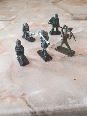 Set of 5 soldier figures from Crescent and Lone Star