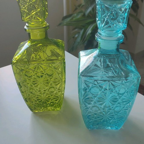 Carafes vintage style, like new, green and blue set of 2