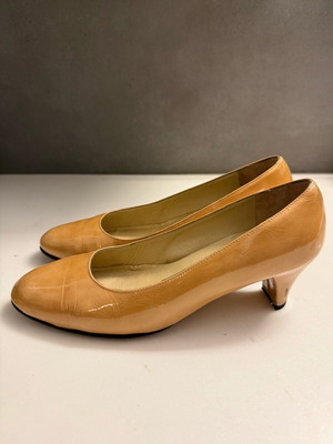 Handmade pumps like new, beige, size 38 Dialektos